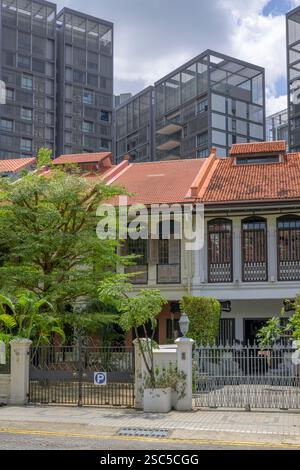 Des maisons historiques colorées bordent Emerald Hill Road à Singapour. Banque D'Images