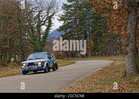 GIGORS, FRANCE, 3 février 2025 : les voitures de rallye historiques circulent sur les routes du Vercors, dans le cadre du prestigieux Rallye Monte-Carlo historique. Banque D'Images