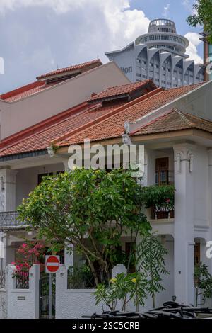 Des maisons historiques colorées bordent Emerald Hill Road à Singapour. Banque D'Images