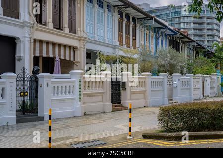 Des maisons historiques colorées bordent Emerald Hill Road à Singapour. Banque D'Images