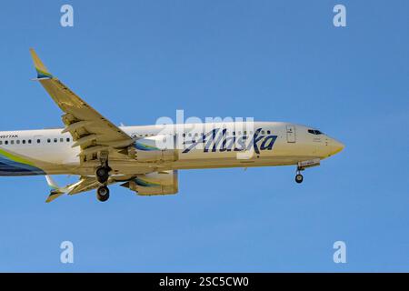 Miami, Floride, États-Unis - 4 janvier 2025 : Boeing 737 Max 9 jet (immatriculation N977AK) exploité par Alaska Airlines sur le point d'atterrir à l'aéroport de Miami Banque D'Images