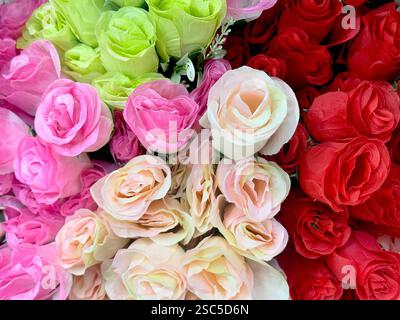 Belle disposition de fleurs roses en différentes couleurs, de rouge, marron, violet, rose. Série de bouquet coloré de fleur de rose fond sans couture Banque D'Images