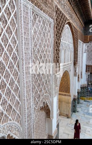 Madrassa Ben Youssef, bâtiment universitaire du XVIe siècle avec salle de prière et patio décoré avec balustrades et fouet sculpté. Marrakech, Maroc Banque D'Images