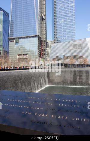 L'image montre le 9/11 Memorial & Museum à New York. Les noms gravés dans les panneaux de pierre foncée à la base des bassins réfléchissants sont thos Banque D'Images