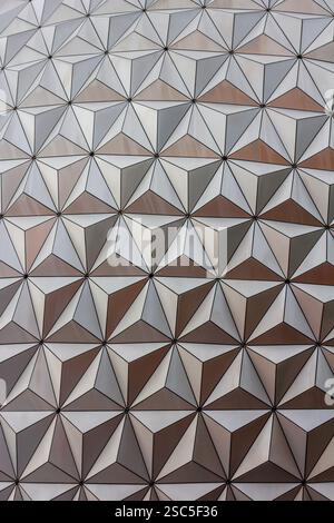 L'image montre une vue rapprochée du mur extérieur de la géosphère Terre du vaisseau spatial à Epcot, un parc à thème Disney. Banque D'Images