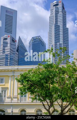 Les gratte-ciel imposants du quartier financier de Singapour surplombent l'historique bâtiment néo-palladien Empress place. Banque D'Images