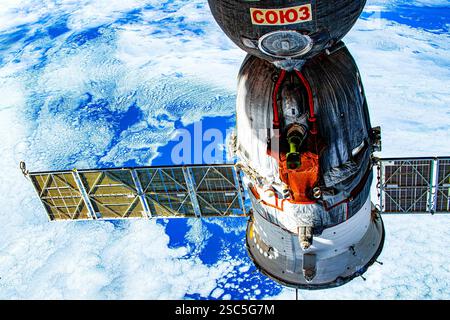 Vaisseau spatial Soyouz, planète Terre. Amélioration numérique d'une image par la NASA. Banque D'Images