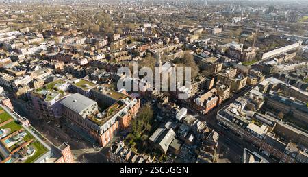 Vue en angle élevé de Londres, Royaume-Uni, en particulier la zone autour de l'église Mary's, Islington. Un développement urbain dense est visible. Banque D'Images