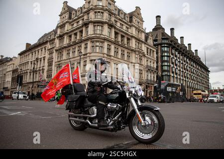 Londres, Royaume-Uni, 5 février 2025. Un vétéran militaire conduit une moto lors d'une manifestation du Rolling Thunder à Londres. Des vétérans militaires organisent une manifestation dans le centre de Londres contre ce qu'ils appellent la persécution historique vexatoire des anciens militaires pendant les troubles de l'Irlande du Nord. Les vétérans ont marché de Trafalgar Square le long de Whitehall jusqu'aux bâtiments du gouvernement où ils ont bloqué les entrées du Trésor, du ministère des Affaires étrangères et du ministère de la culture, des médias et des Sports. Les Servicemen et Women ont ensuite rejoint les vétérans à moto. Crédit : James Willoughby ALAMY Live News Banque D'Images