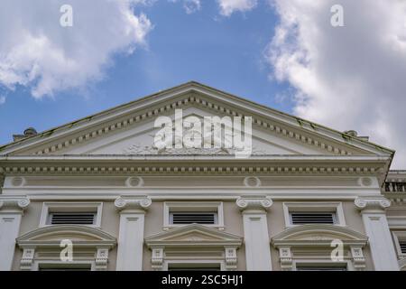 Fronton néoclassique orné sur le bâtiment du musée national de Singapour de Henry Edward MaCallum avec ses armoiries royales en relief du lion et de la licorne. Banque D'Images