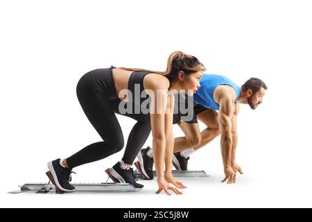 Plan de profil pleine longueur d'un homme et d'une femme se préparant pour une course isolé sur fond blanc Banque D'Images