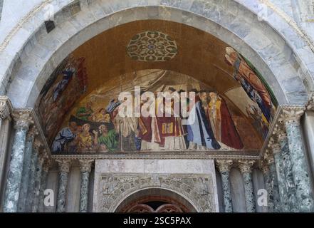 Les reliques de produits Mark arrivent à Venise. Mosaïque. Façade. Basilique de produits Mark. Venise. Italie. Banque D'Images