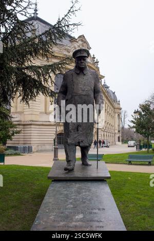 Paris, France, 02.04.2025. Statue de Winston Churchill dans le parc du petit Palais dans le 8ème arrondissement de Paris Banque D'Images
