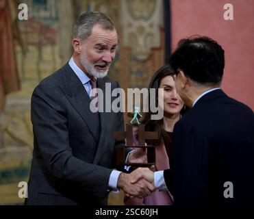Madrid, Espagne ; 02.05.2025.- le roi Felipe VI accompagné de la reine Letizia remet le prix Ñ à l'hispaniste coréen Park Chul, traducteur de Don Quichotte. L'événement a eu lieu au Palacio del Pardo à Madrid. Le président du gouvernement espagnol Pedro Sánchez et le ministre de la culture Ernest Urtasun ont également assisté à l'événement. Photo : Juan Carlos Rojas Banque D'Images
