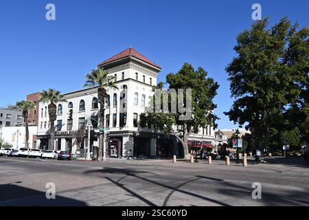 RIVERSIDE, CALIFORNIE - 2 février 2025 : main Street Pedestrian Mall dans le centre-ville de Riverside à Mission Inn Avenue. Banque D'Images