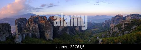 Vue imprenable sur les formations rocheuses avec un monastère au coucher du soleil sous un ciel nuageux, vallée des Météores avec des monastères, Trikala, Thessalie, Grèce, Europe Banque D'Images
