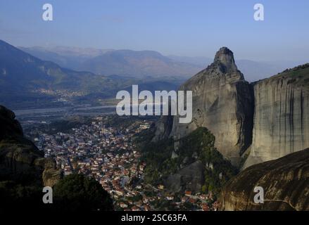Ville de Kalambaka sous les rochers des Météores, Trikala, Thessalie, Grèce, Europe Banque D'Images