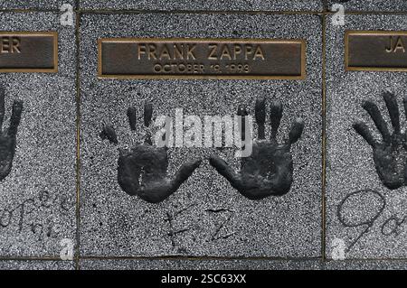 Empreintes de mains de Frank Zappa sur le Rock Walk dans la zone d'entrée du Guitar Centre Music Store, Sunset Boulevard, Hollywood, Los Angeles, Californie Banque D'Images