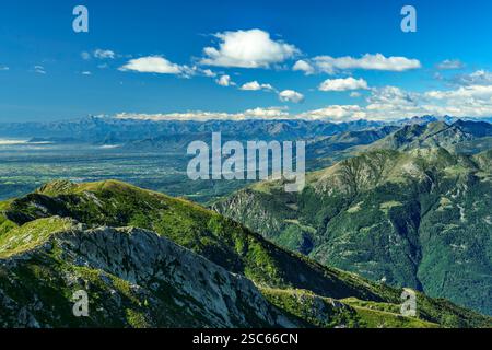 Vue de Mombarone sur le bassin de Turin aux Alpes Cottiennes avec Monviso, Colma di Mombarone, GTA, Grande traversée des Alpes, Biella, Alpi bielle Banque D'Images