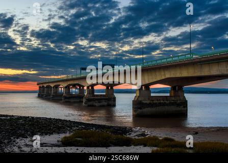 Coucher de soleil sur la M4 second Severn Crossing, rebaptisé Prince of Wales Bridge, de la côte d'Aust en Angleterre, au Royaume-Uni. Les frais de péage ont été abolis en décembre 201 Banque D'Images