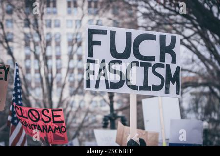Richmond va, États-Unis, 5 février 2025, les portails anti Trump se rassemblent au Capitole à Richmond pour s'opposer aux politiques du président Trump, crédit : Ben Lahoussine/Alamy Live News Banque D'Images