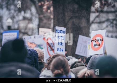 Richmond va, États-Unis, 5 février 2025, les portails anti Trump se rassemblent au Capitole à Richmond pour s'opposer aux politiques du président Trump, crédit : Ben Lahoussine/Alamy Live News Banque D'Images