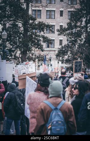 Richmond va, États-Unis, 5 février 2025, les portails anti Trump se rassemblent au Capitole à Richmond pour s'opposer aux politiques du président Trump, crédit : Ben Lahoussine/Alamy Live News Banque D'Images