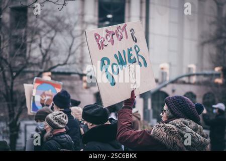 Richmond va, États-Unis, 5 février 2025, les portails anti Trump se rassemblent au Capitole à Richmond pour s'opposer aux politiques du président Trump, crédit : Ben Lahoussine/Alamy Live News Banque D'Images