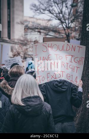 Richmond va, États-Unis, 5 février 2025, les portails anti Trump se rassemblent au Capitole à Richmond pour s'opposer aux politiques du président Trump, crédit : Ben Lahoussine/Alamy Live News Banque D'Images