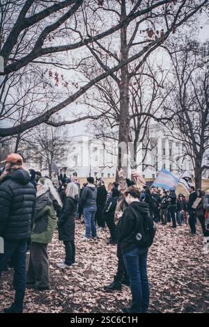 Richmond va, États-Unis, 5 février 2025, les portails anti Trump se rassemblent au Capitole à Richmond pour s'opposer aux politiques du président Trump, crédit : Ben Lahoussine/Alamy Live News Banque D'Images