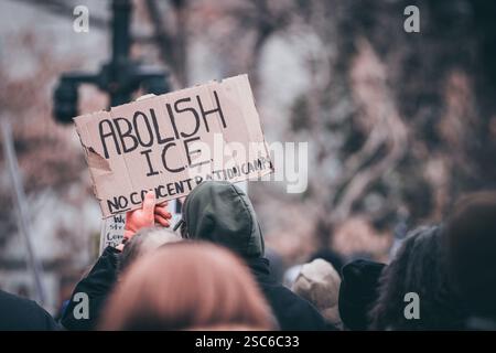 Richmond va, États-Unis, 5 février 2025, les portails anti Trump se rassemblent au Capitole à Richmond pour s'opposer aux politiques du président Trump, crédit : Ben Lahoussine/Alamy Live News Banque D'Images