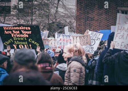 Richmond va, États-Unis, 5 février 2025, les portails anti Trump se rassemblent au Capitole à Richmond pour s'opposer aux politiques du président Trump, crédit : Ben Lahoussine/Alamy Live News Banque D'Images