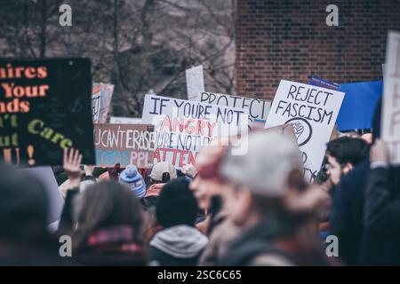 Richmond va, États-Unis, 5 février 2025, les portails anti Trump se rassemblent au Capitole à Richmond pour s'opposer aux politiques du président Trump, crédit : Ben Lahoussine/Alamy Live News Banque D'Images