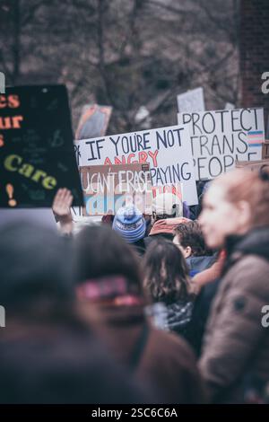 Richmond va, États-Unis, 5 février 2025, les portails anti Trump se rassemblent au Capitole à Richmond pour s'opposer aux politiques du président Trump, crédit : Ben Lahoussine/Alamy Live News Banque D'Images