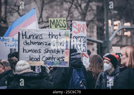 Richmond va, États-Unis, 5 février 2025, les portails anti Trump se rassemblent au Capitole à Richmond pour s'opposer aux politiques du président Trump, crédit : Ben Lahoussine/Alamy Live News Banque D'Images