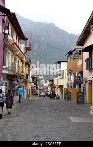 Tepoztlan, Morelos, Mexique - 7 novembre 2024 : rues pavées de la ville magique Tepoztlan à Morelos, Mexique, un lieu de repos, un climat mystique et chaud Banque D'Images