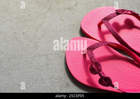 Tongs sur fond concret Banque D'Images