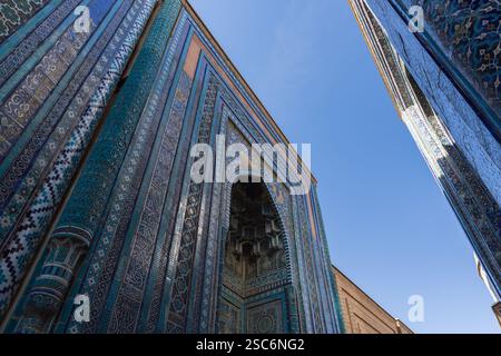 Portails des anciens mausolées de la nécropole de Shah-i-Zinda situés dans la partie nord-est de Samarcande, Ouzbékistan. Il comprend les mausolées et autres Banque D'Images