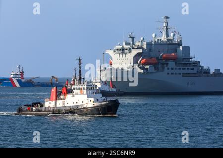 Le remorqueur SD puissant passant RFA Argus comme elle se met en route avec l'aide des remorqueurs SD prudent et puissant Banque D'Images
