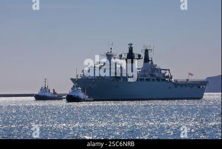 HMS Albion entrant dans Plymouth Sound assisté par les remorqueurs énergiquement et prudemment Banque D'Images