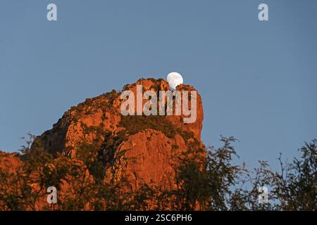 Lever de lune sur une falaise en Arizona près du pic Baboquivari Banque D'Images