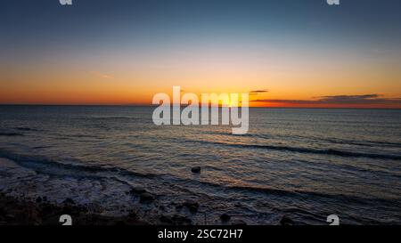 Lever du soleil sur la plage de Togston, Druridge Bay Northumberland, 2025 Banque D'Images