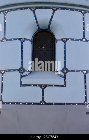 Bratislava, Slovaquie - 25 octobre 2021 : fenêtre à l'église de l'Élisabeth, connue sous le nom d'église bleue dans la vieille ville de Bratislava, Slovaquie. Banque D'Images