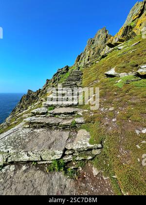 Marches menant de la jetée d'atterrissage au sommet de Skellig Michael, comté de Kerry, Irlande. Banque D'Images