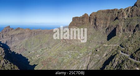 Le village de montagne de Masca entouré par des formations rocheuses volcaniques et la gorge de Masca, Barranco de Masca, Teno Mountains, Tenerife, îles Canaries, Banque D'Images