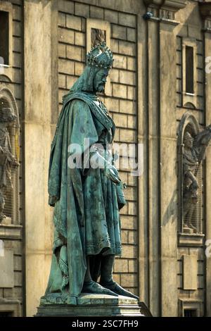 05.09.2024, République tchèque, Prague, Prague - le Monument Charles, monument néo-gothique à Charles IV dans la vieille ville de la Vltava, avec l'église de Banque D'Images