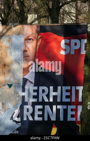 27.01.2025, Allemagne, Brême, Brême - élection fédérale 2025, affiche électorale endommagée avec le chancelier et candidat au chancelier du SPD, Olaf Banque D'Images