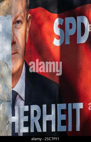 27.01.2025, Allemagne, Brême, Brême - élection fédérale 2025, affiche électorale endommagée avec le chancelier et candidat au chancelier du SPD, Olaf Banque D'Images