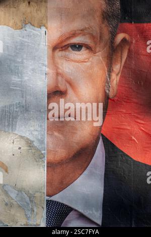27.01.2025, Allemagne, Brême, Brême - élection fédérale 2025, affiche électorale endommagée avec le chancelier et candidat au chancelier du SPD, Olaf Banque D'Images
