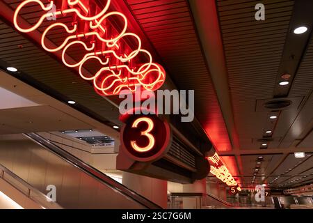25.11.2024, Allemagne, Berlin, Berlin - la bande lumineuse au néon rouge sous le plafond de l'entrée de l'ICC est utilisée pour faciliter l'orientation dans le Banque D'Images
